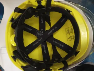 Casco de seguridad blanco con visera Delta Plus.