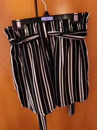 Pantalón corto rayas blanco y negro