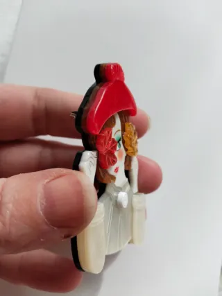 Broche chica otoño con hojas