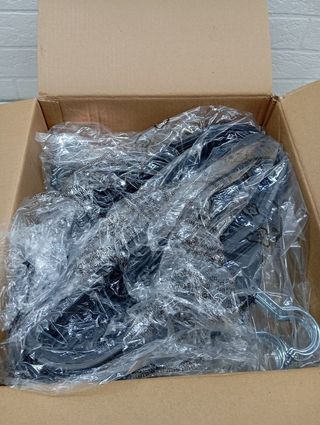 50 Perchas Plástico Amazon Basics - Resistentes