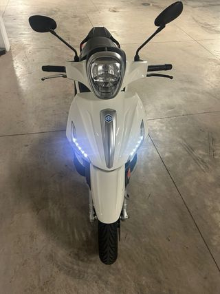 Piaggio Beverly 125 IE Blanca y Negra