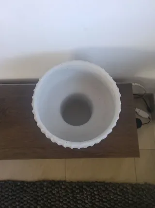 Jarrón de cerámica beige y blanco