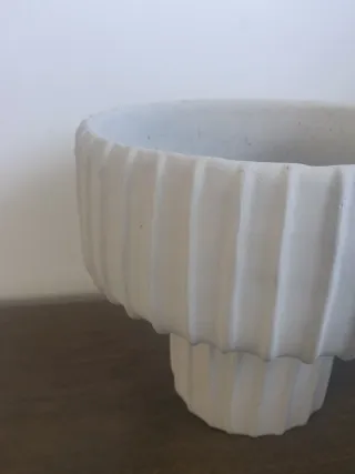 Jarrón de cerámica beige y blanco