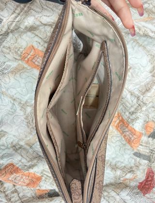 Bolso Guess Monogram Marrón y Beige