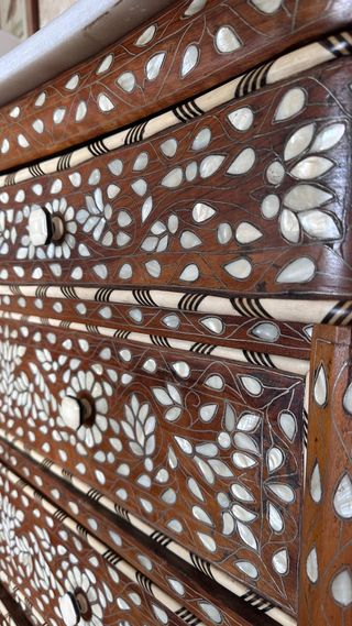 Cómoda Oriental Nácar Marrón y Blanco