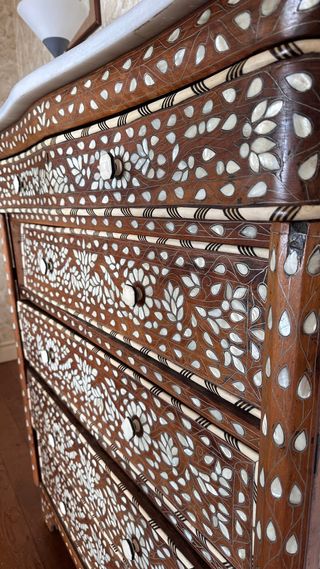 Cómoda Oriental Nácar Marrón y Blanco