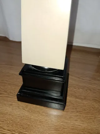 Pirámide Decorativa Beige y Negra