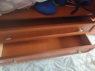 Armario de madera marrón