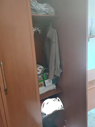 Armario de madera marrón