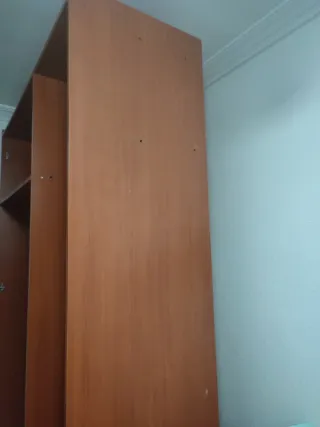 Armario de madera marrón