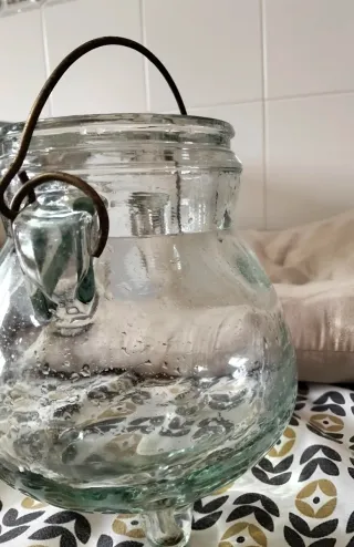 Antiguo pote tres pies cristal