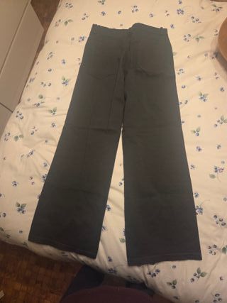Pantalón de color antracita con remaches
