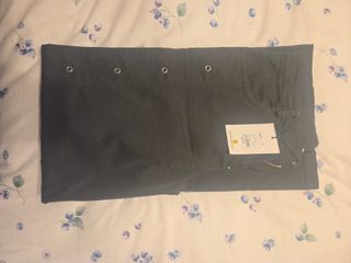 Pantalón de color antracita con remaches