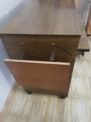 Escritorio muy robusto de madera con ruedas