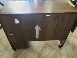 Escritorio muy robusto de madera con ruedas