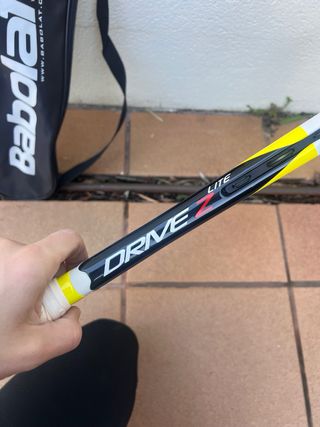 Raqueta de tenis Babolat con funda