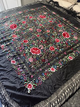 Manton de Manila Negro Bordado Flores