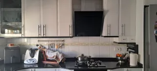 Cocina lacada en blanco  Encimera granito