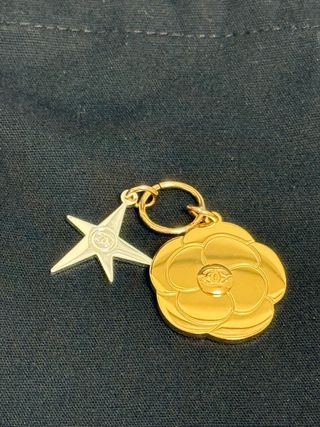Chanel Camelia Star Charm Bolsa con collar acero