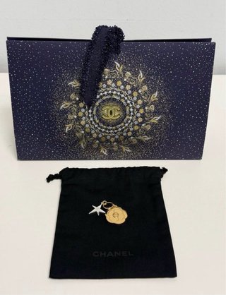 Chanel Camelia Star Charm Bolsa con collar acero