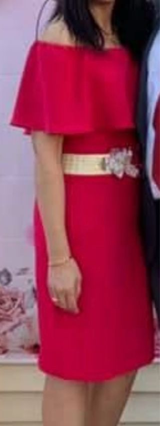 Vestido fucsia midi con cinturón floral