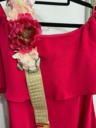 Vestido fucsia midi con cinturón floral
