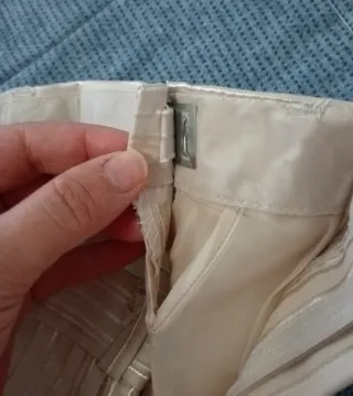 Traje de niño beige con corbata roja