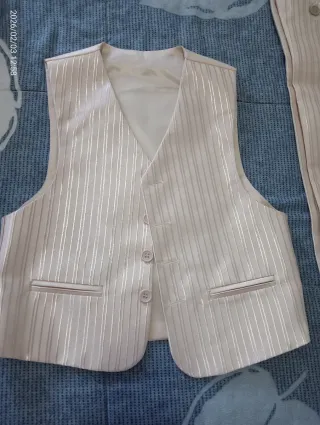 Traje de niño beige con corbata roja