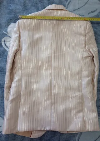 Traje de niño beige con corbata roja
