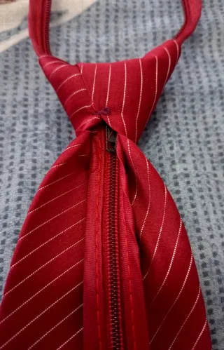 Traje de niño beige con corbata roja
