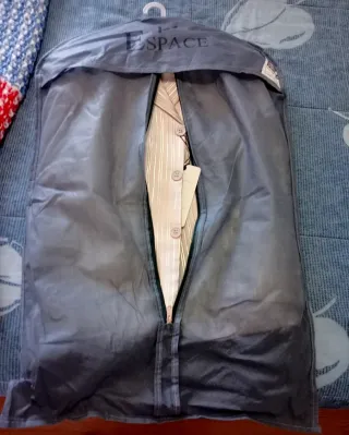 Traje de niño beige con corbata roja