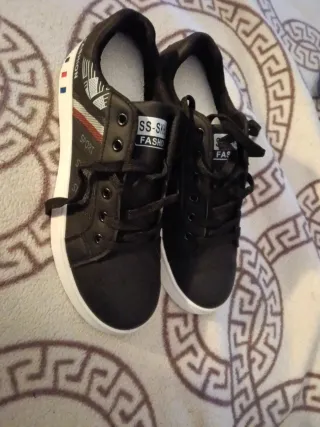 Zapatillas deportivas negras y multicolor