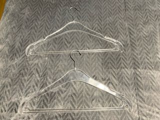 Perchas de plástico transparentes