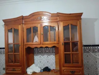 Vitrina madera maciza con puertas de cristal