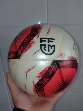 Balón de fútbol Kelme césped