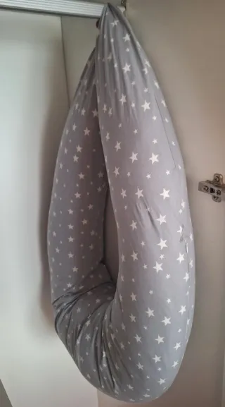 Cojín de lactancia gris estrellas