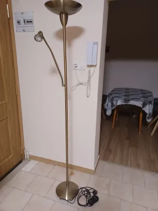 Lámpara de pie dorada con luz auxiliar
