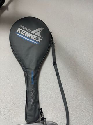 Raqueta de tenis con funda