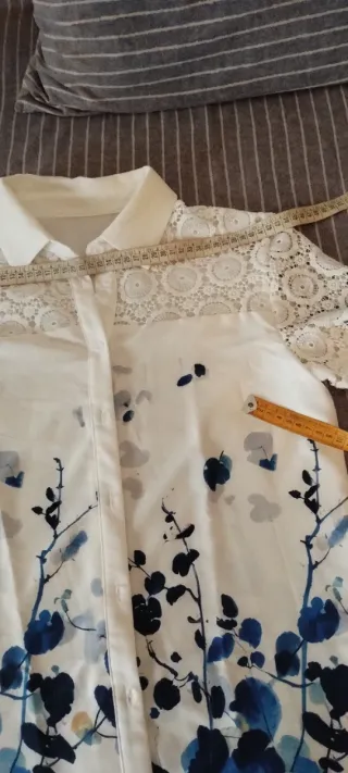 Camicetta bianca con pizzo e fiori blu