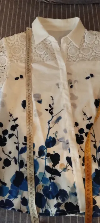 Camicetta bianca con pizzo e fiori blu