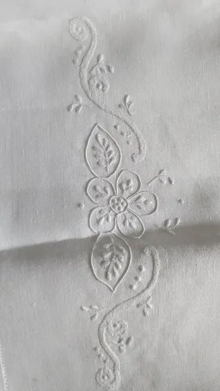 Sábana/Lenzuolo in lino ricamato a mano