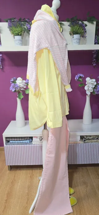 Camisa amarilla con botones ocultos