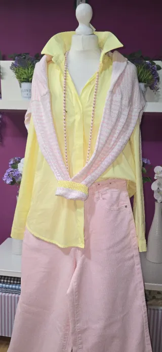 Camisa amarilla con botones ocultos