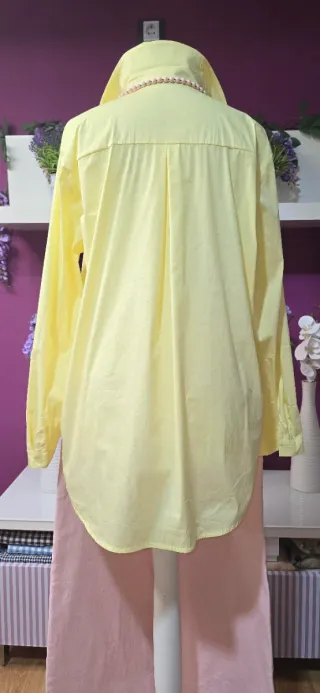 Camisa amarilla con botones ocultos