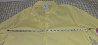 Camisa amarilla con botones ocultos