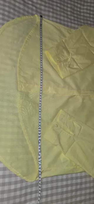 Camisa amarilla con botones ocultos