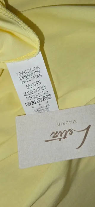 Camisa amarilla con botones ocultos