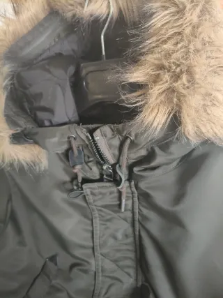 Chaqueta verde con capucha