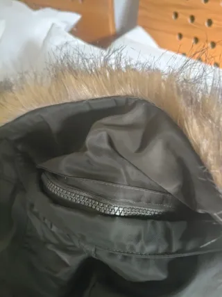 Chaqueta verde con capucha