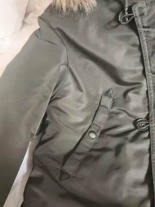 Chaqueta verde con capucha